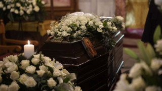 Πλήθος κόσμου για το τελευταίο αντίο στη Μαίρη Λίντα- Κατάμεστος ο ναός Αγίου Ανδρέα στο Γηροκομείο