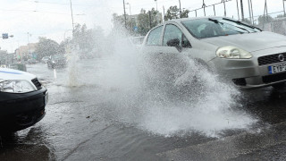 Κακοκαιρία στην Αθήνα: Διακόπηκε η κυκλοφορία στην Πειραιώς στο ύψος της Χαμοστέρνας