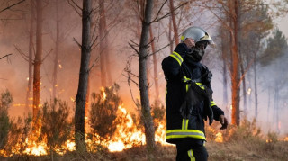 Η φωτιά στη Γαλλία έκαψε έκταση 4πλάσια του Παρισιού: 40άρια και άνεμοι αναζωπυρώνουν τις φλόγες