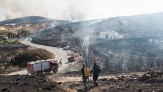 Φωτιά στην Πάρο: Βελτιωμένη εικόνα, «μάχη» στις χαράδρες - Αγωνία για την ενίσχυση των ανέμων