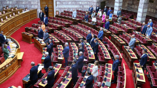Eνός λεπτού σιγή για τους 3 πυροσβέστες στη Βουλή - «Κατέβαλαν την ύψιστη θυσία στο καθήκον»