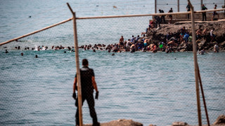 Εννέα μετανάστες νεκροί προσπαθώντας να φτάσουν από το Μαρόκο στη Θέουτα - Στέλνει στρατό ο Σάντσεθ