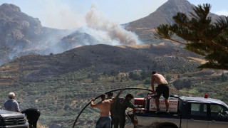 Liveblog: Μάχες με τα πύρινα μέτωπα σε Ρέθυμνο και Πάρο - Κάηκε μέρος του φοινικόδασους της Πρέβελης