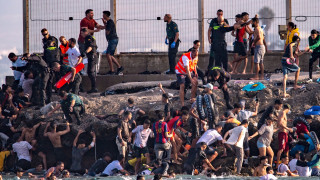 Στη Θέουτα ο Σάντσεθ - Πάνω από 49.000 πέρασαν στον ισπανικό θύλακα σε ένα 24ωρο