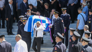 Οδύνη στην κηδεία του πυροσβέστη που πέθανε στη φωτιά στο Γύθειο- Με τιμές ήρωα το «τελευταίο αντίο»