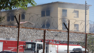 Φωτιά στον Κορυδαλλό: Κρατούμενοι πυρπόλησαν στρώματα μέσα στα κελιά τους