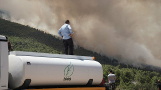 Φωτιά στην Αττικοβοιωτία: Μια «ανάσα» από σπίτια οι φλόγες – Τι καταγράφει ο φακός του CNN Greece