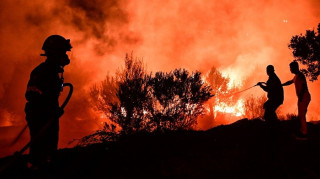 Φωτιά-Αττικοβοιωτία: Στις φλόγες το Όρος Κανδήλι Μεγάρων - Κάηκαν σπίτια στο Κρύο Πηγάδι