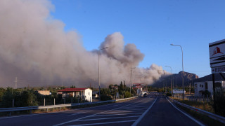 Liveblog: Η φωτιά απειλεί οικισμό στο Κανδήλι - Οι φλόγες πλησιάζουν σπίτια και στην Ψάθα