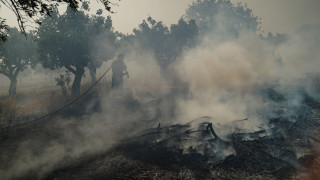 Liveblog: Αναζωπυρώσεις και διάσπαρτες εστίες στη δυτική Αττική, σκληρή μάχη στο Κανδήλι
