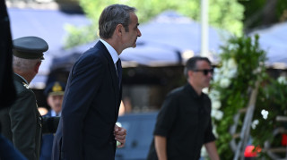 Πλήθος κόσμου στην κηδεία του Γιάννη Βαρβιτσιώτη - Έφτασε στη Μητρόπολη Αθηνών ο Κυριάκος Μητσοτάκης
