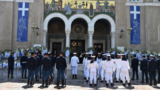 Στις 12 το τελευταίο αντίο στον Γιάννη Βαρβιτσιώτη - Δείτε φωτογραφίες από τη Μητρόπολη Αθηνών