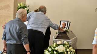 Κλίμα συγκίνησης στην κηδεία του Λάκη Χαλκιά - Πλήθος κόσμου στο Α' Νεκροταφείο