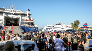 Κορυφώνεται η έξοδος των αδειούχων: «Βουλιάζουν» τα λιμάνια - Γεμάτα αναχωρούν τα ΚΤΕΛ