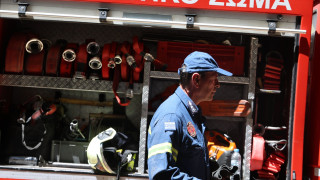 Φωτιά σε κτήριο στην Κουμουνδούρου - Απεγκλωβίστηκε ένα άτομο