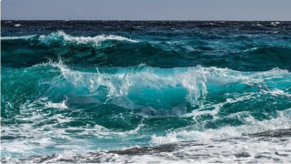 Χανιά: Συγκλονιστικό βίντεο με ναυαγοσώστη που διασώζει γυναίκα μέσα στα κύματα