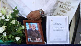 Συγγενείς, φίλοι και πλήθος κόσμου αποχαιρετούν τον συγγραφέα Στέλιο Ράμφο