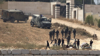 Το Ισραήλ στέλνει στρατιώτες στη Δυτική Όχθη όπου σπίτια πολιορκούνται από Εβραίους εποίκους