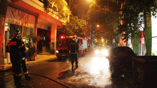 Κόρινθος: Βίντεο με άνδρα να ρίχνει εύφλεκτο υγρό σε αυτοκίνητα και φωτοβολίδα για να τα κάψει