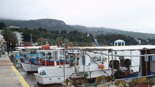 Η στιγμή που ιστιοφόρο προσκρούει και παρασέρνει σκάφη στο λιμάνι του Καλάμου - Δείτε βίντεο