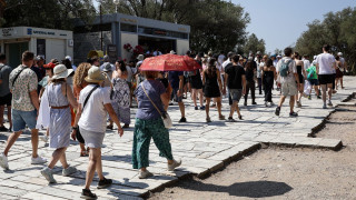 Ουρές τουριστών για την είσοδο στην Ακρόπολη - «Βουλιάζει» η Διονυσίου Αρεοπαγίτου