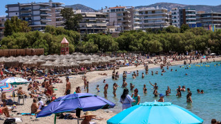 Από 5 έως 370 ευρώ: Πόσο κοστίζει το μπάνιο του Δεκαπενταύγουστου σε 10 δημοφιλείς παραλίες