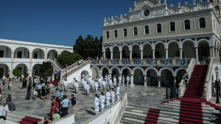 Τήνος: Με κατάνυξη και λαμπρότητα η λιτάνευση της εικόνας της Παναγίας - Χιλιάδες προσκυνητές