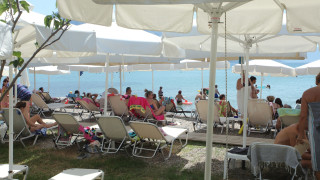 Εργαζόμενοι βουτάνε στην θάλασσα παριστάνοντας του λουόμενους για να αποφύγουν τους ελέγχους