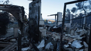 Φωτιά στη Σαλαμίνα: Δύο νεκροί, τραυματίες, καμένα σπίτια και εκατοντάδες απεγκλωβισμοί δια θαλάσσης