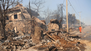 Κατεστραμμένα σπίτια από την πυρκαγιά στη Σαλαμίνα