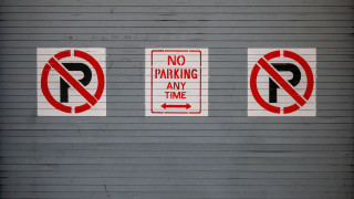 Τι συμβαίνει με το parking στην Αθήνα - Πρόστιμο για παράνομες πινακίδες και κατάληψη χώρου