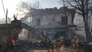 Φωτιά στη Σαλαμίνα: Το σενάριο του εμπρησμού και το ακαθάριστο οικόπεδο - Σοβαρά μία εγκαυματίας
