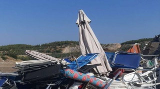 Επιχείρηση «απελευθέρωσης» στην παραλία της Γερακινής - Απομακρύνθηκαν 100 ομπρέλες και ξαπλώστρες