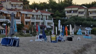 Το πρωί τις ξήλωσαν, το βράδυ «ξαναφύτρωσαν» οι ομπρέλες σε παραλία της Χαλκιδικής