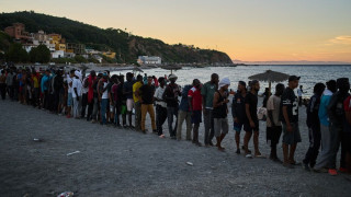 «Απόβαση» μεταναστών από φουσκωτό σε διάσημη παραλία της Ισπανίας - Εκπληκτοι οι τουρίστες