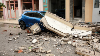 Κατέρρευσε τμήμα μπαλκονιού στο κέντρο της Θεσσαλονίκης - Κομμάτια από μπετό έπεσαν σε αυτοκίνητο