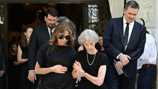 Σε κλίμα συγκίνησης το τελευταίο αντίο στον Στέφανο Μάνο - Ποιοι έδωσαν το παρών