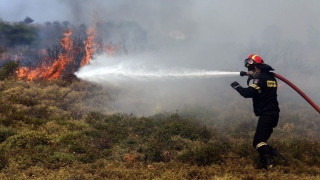 Φωτιά σε χαμηλή βλάστηση στο Λαύριο - Μεγάλη κινητοποίηση της Πυροσβεστικής