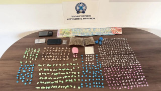 Μεγάλες ποσότητες ναρκωτικών εντοπίστηκαν σε «καβάτζα» 24χρονου στη Μύκονο – Δείτε βίντεο