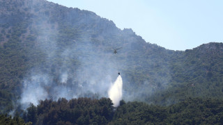 Βελτιωμένη η εικόνα της φωτιάς σε δασική έκταση στη Χίο - Συνεχίζει να καίει σε δύσβατη περιοχή