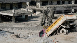 Μάχη με το χρόνο δίνουν οι διασώστες στο Νεπάλ - 165 οι νεκροί εκατοντάδες οι αγνοούμενοι