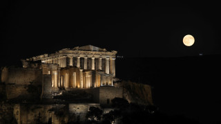 Μαγευτικές εικόνες από την Πανσέληνο του Αυγούστου - Εντυπωσίασε το φαινόμενο της μερικής έκλειψης