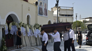 Το τελευταίο αντίο στον Δημήτρη Κόκοτα - Δεκάδες τα στεφάνια στη μνήμη του τραγουδιστή