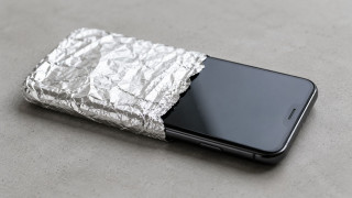 Αυτοί είναι οι λόγοι που κάποιοι τυλίγουν το smartphone τους με αλουμινόχαρτο