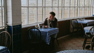 Bookreads: «Στα ρηχά» του Benjamin Wood - Όταν ένα μικρό όνειρο γίνεται μια ολόκληρη ζωή
