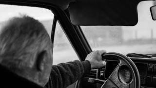 «Χειροπέδες» σε 90χρονο που οδηγούσε στο αντίθετο ρεύμα στην Αττική Οδό - Χωρίς άδεια από το 2018