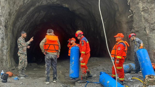 Μαζικοί τάφοι για τα θύματα των πλημμυρών στο Νεπάλ - Ξεπερνούν τους 1000 οι νεκροί