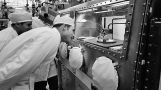 Ο «Βράχος της Γένεσης»: Το λευκό πέτρωμα του Apollo 15 που άνοιξε παράθυρο στην αρχέγονη Σελήνη