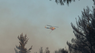 Μαίνεται η μάχη με τη φωτιά στη Φλώρινα - Ρίψεις νερού από ελικόπτερο με το πρώτο φως της ημέρας