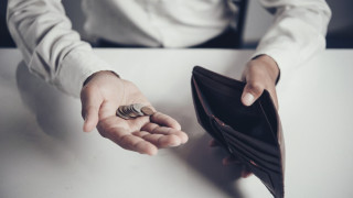 Τα οικονομικά προβλήματα γερνάνε γρηγορότερα τον εγκέφαλο, σύμφωνα με νέα μελέτη